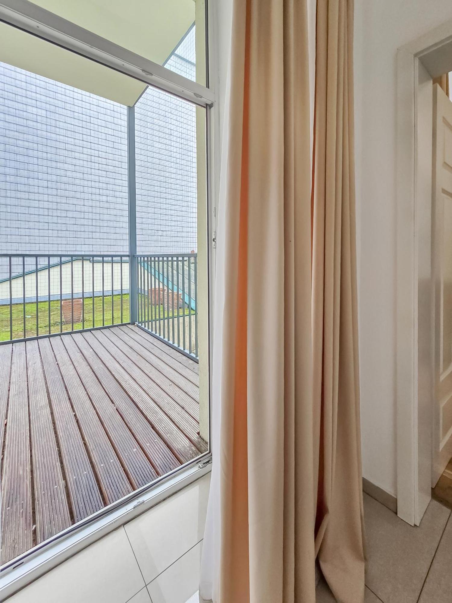 Spacious 3-bedroom Retreat With Balcony For 8 Near Millennium Tower Viena