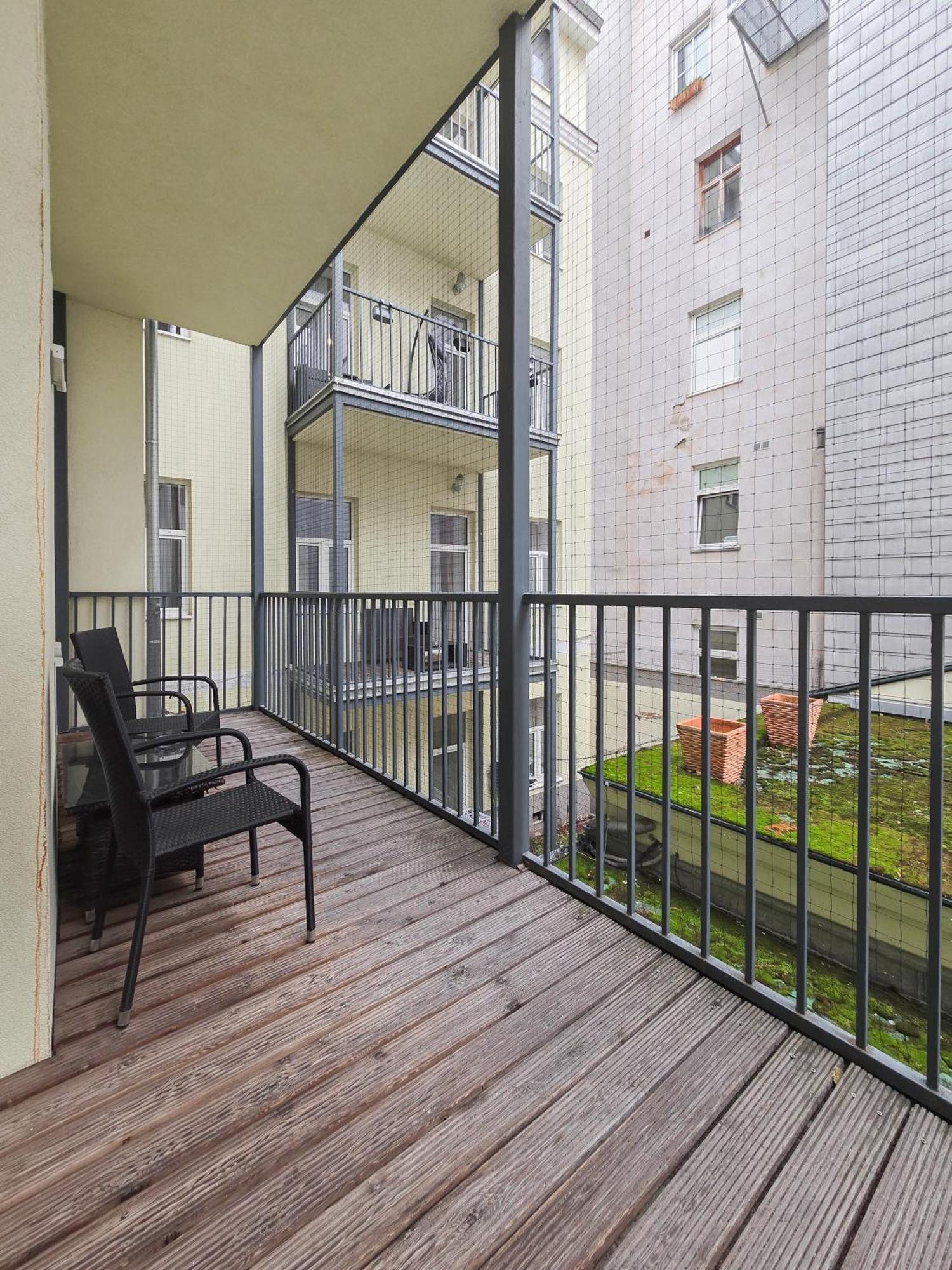 Spacious 3-bedroom Retreat With Balcony For 8 Near Millennium Tower Viena