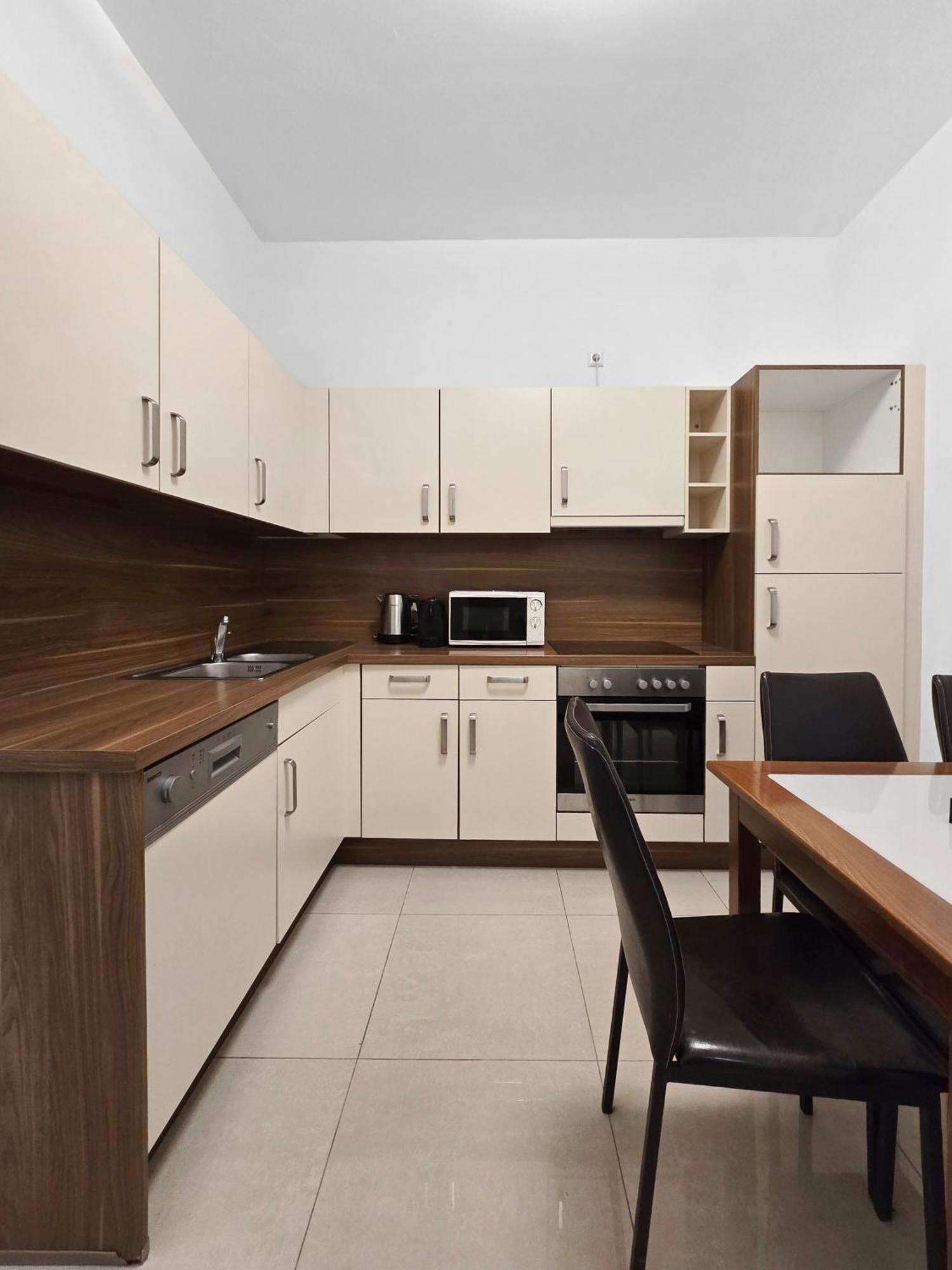 Spacious 3-bedroom Retreat With Balcony For 8 Near Millennium Tower Viena
