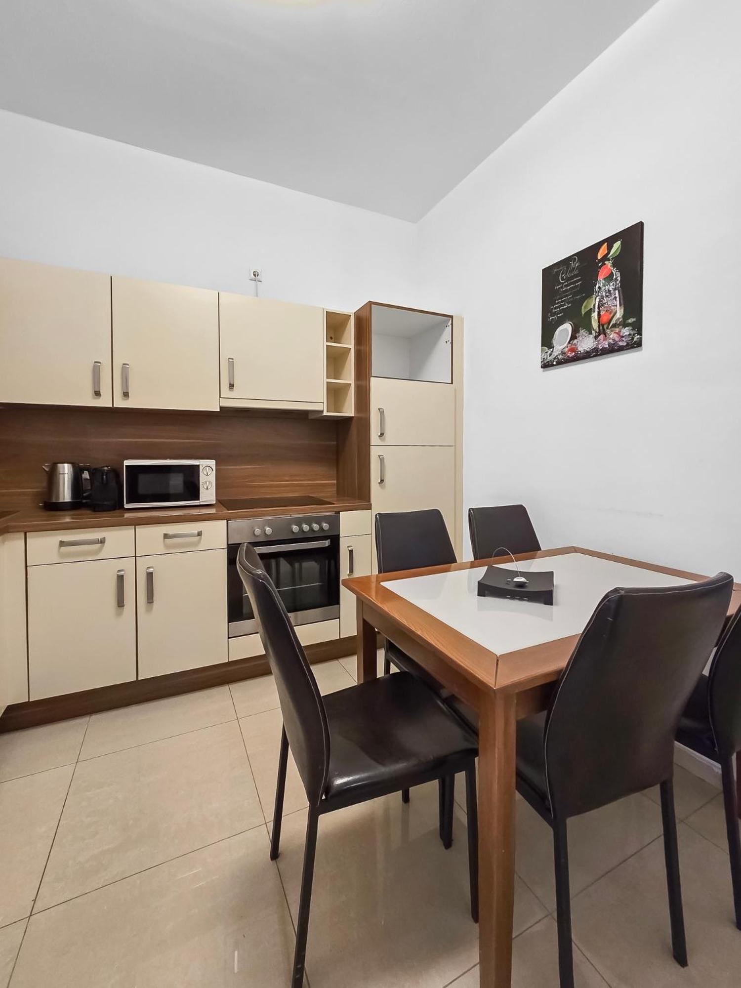 Apartamento Spacious 3-bedroom Retreat With Balcony For 8 Near Millennium Tower Viena
