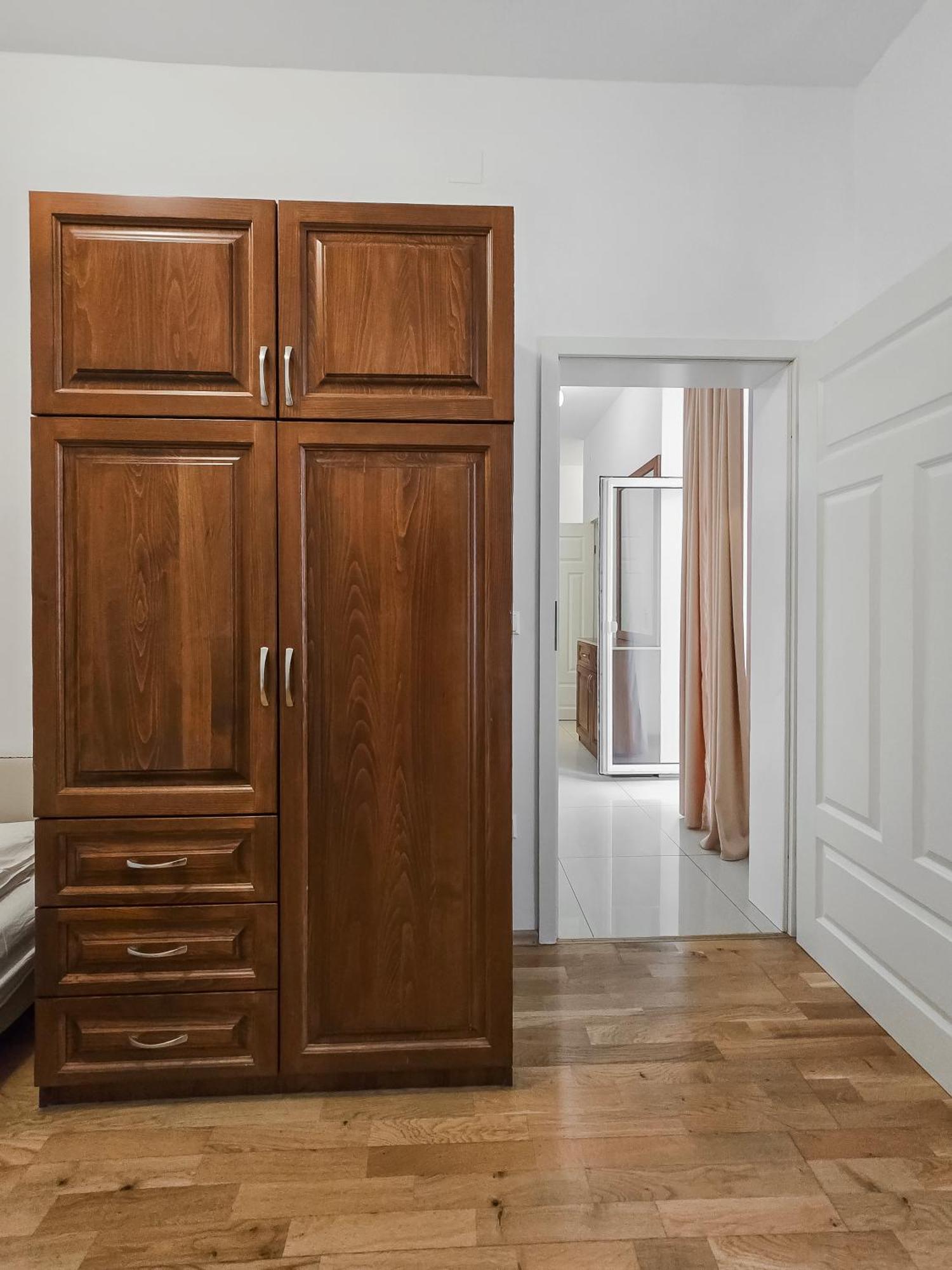 Spacious 3-bedroom Retreat With Balcony For 8 Near Millennium Tower Apartamento