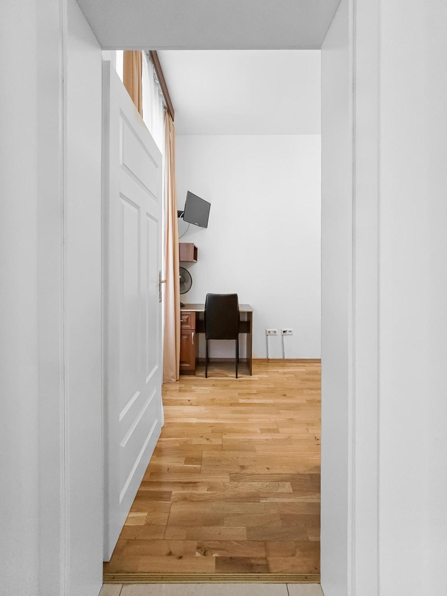 Spacious 3-bedroom Retreat With Balcony For 8 Near Millennium Tower Apartamento Viena