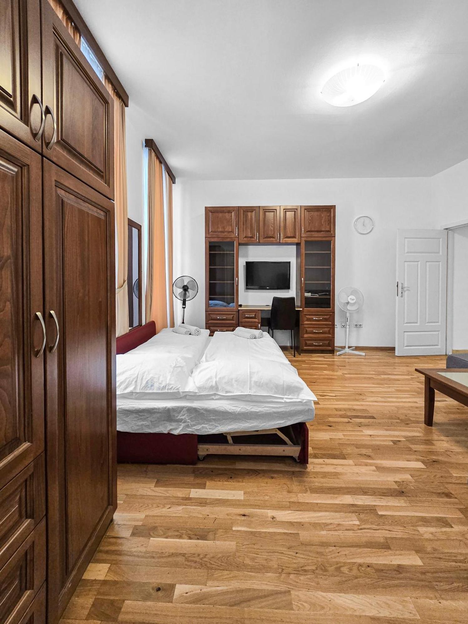Spacious 3-bedroom Retreat With Balcony For 8 Near Millennium Tower Apartamento *