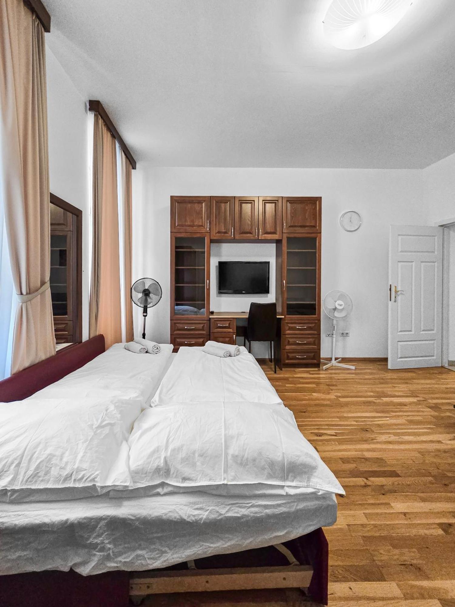 Spacious 3-bedroom Retreat With Balcony For 8 Near Millennium Tower Apartamento Viena