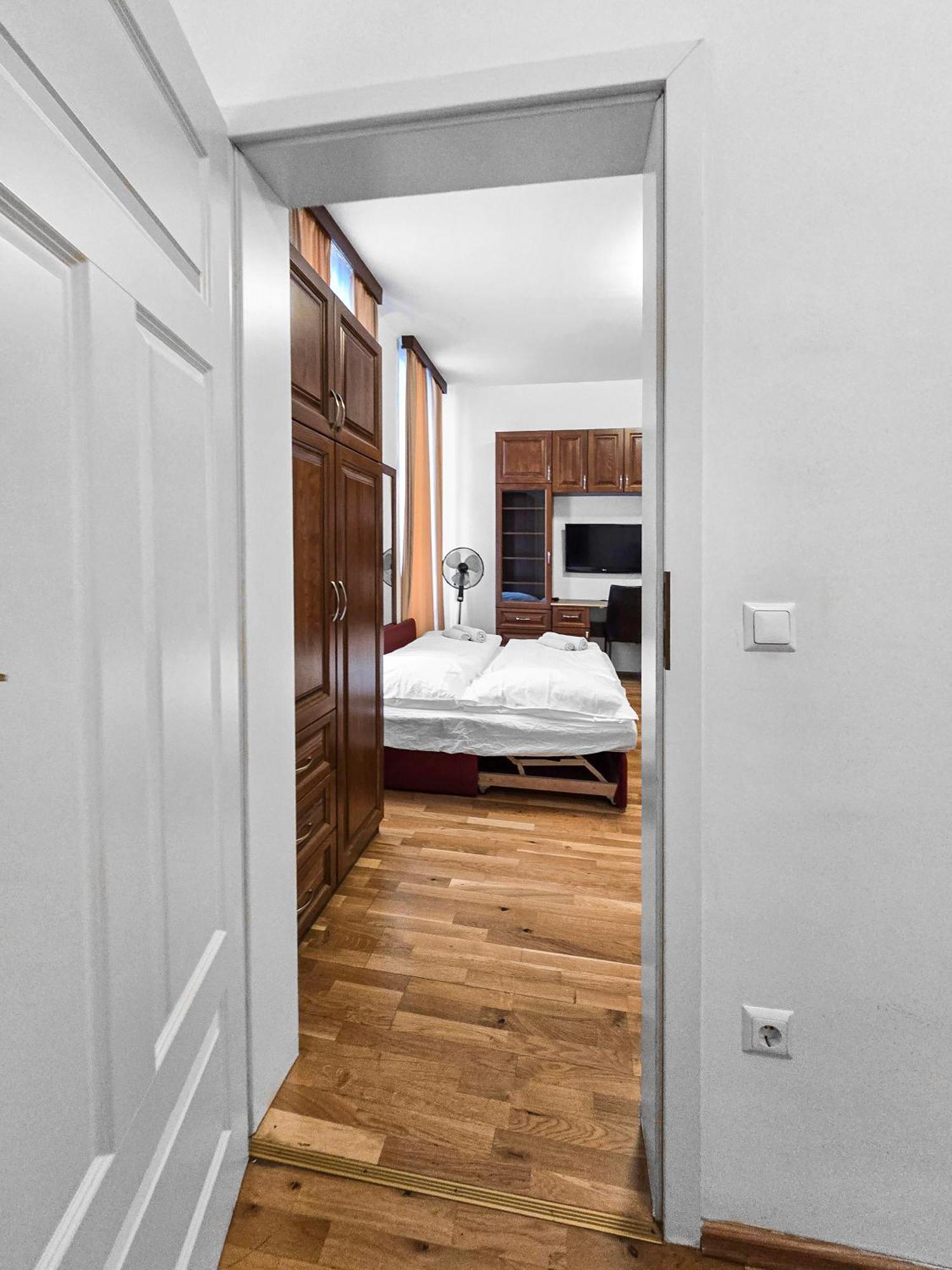 Spacious 3-bedroom Retreat With Balcony For 8 Near Millennium Tower Apartamento