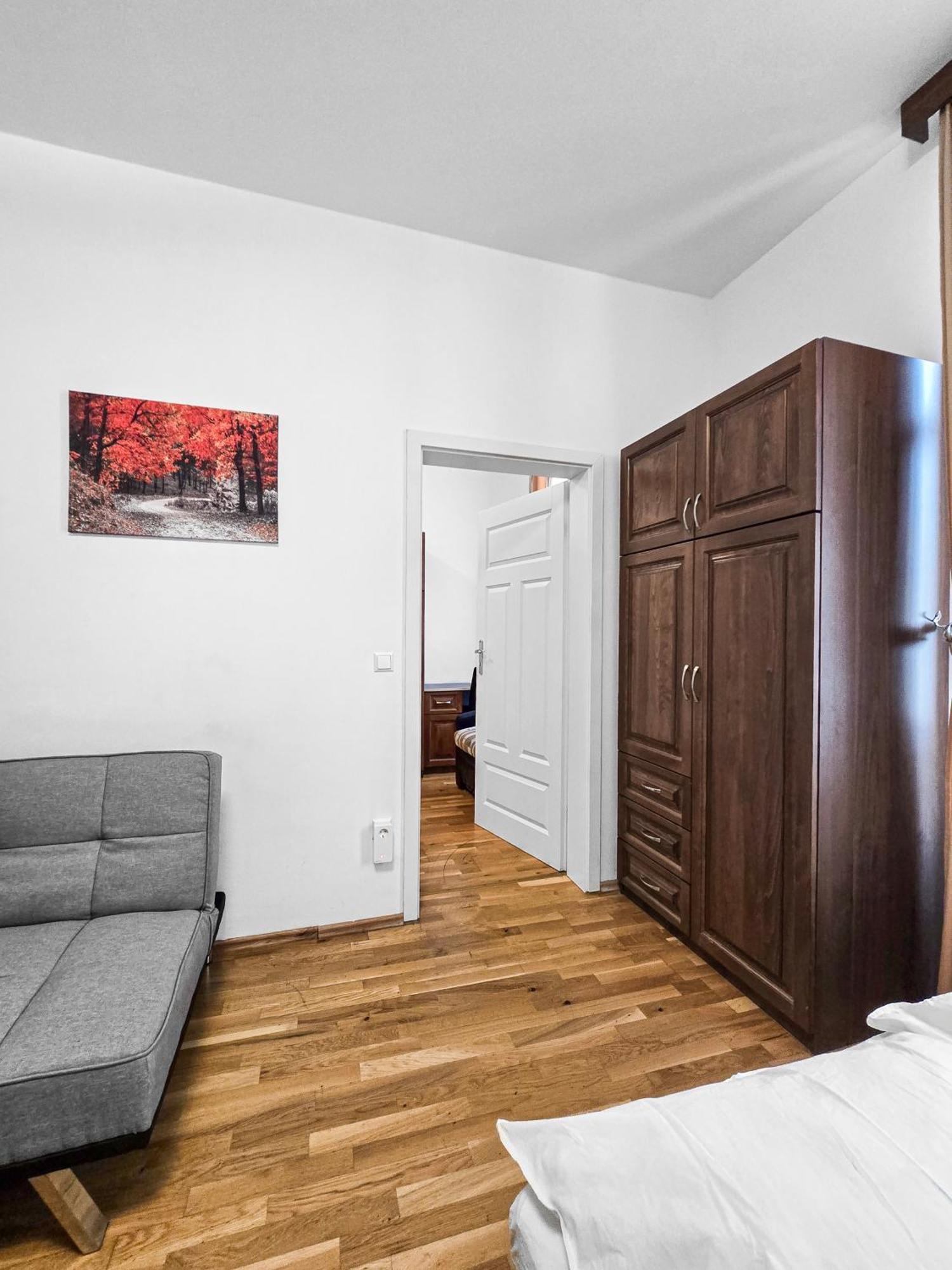 Spacious 3-bedroom Retreat With Balcony For 8 Near Millennium Tower Viena
