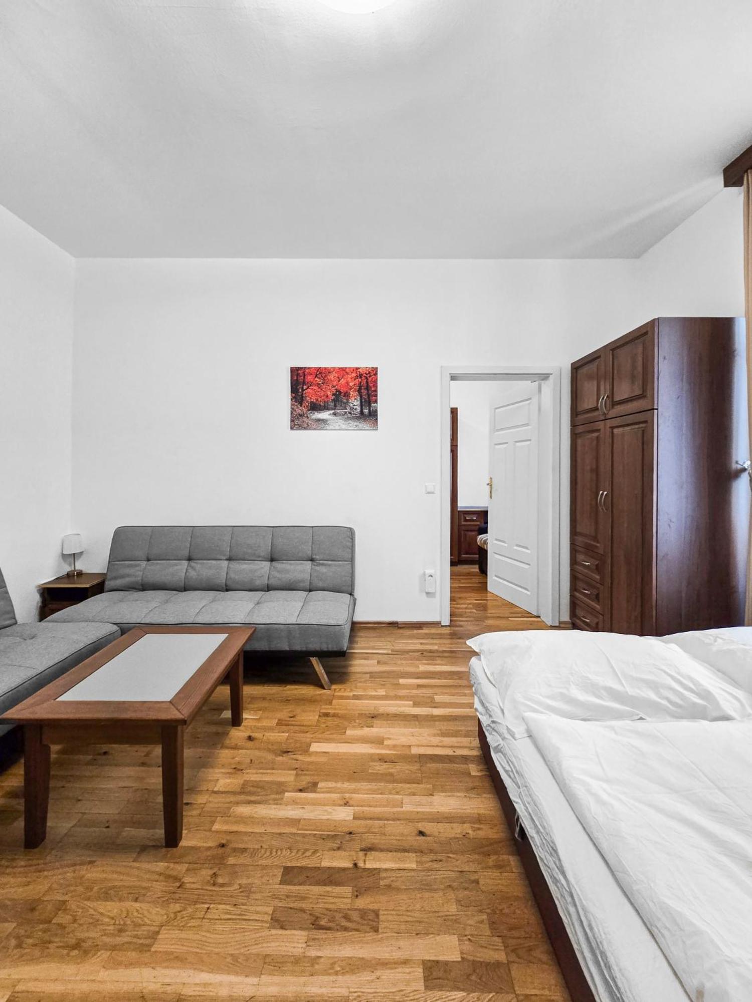 Spacious 3-bedroom Retreat With Balcony For 8 Near Millennium Tower Apartamento