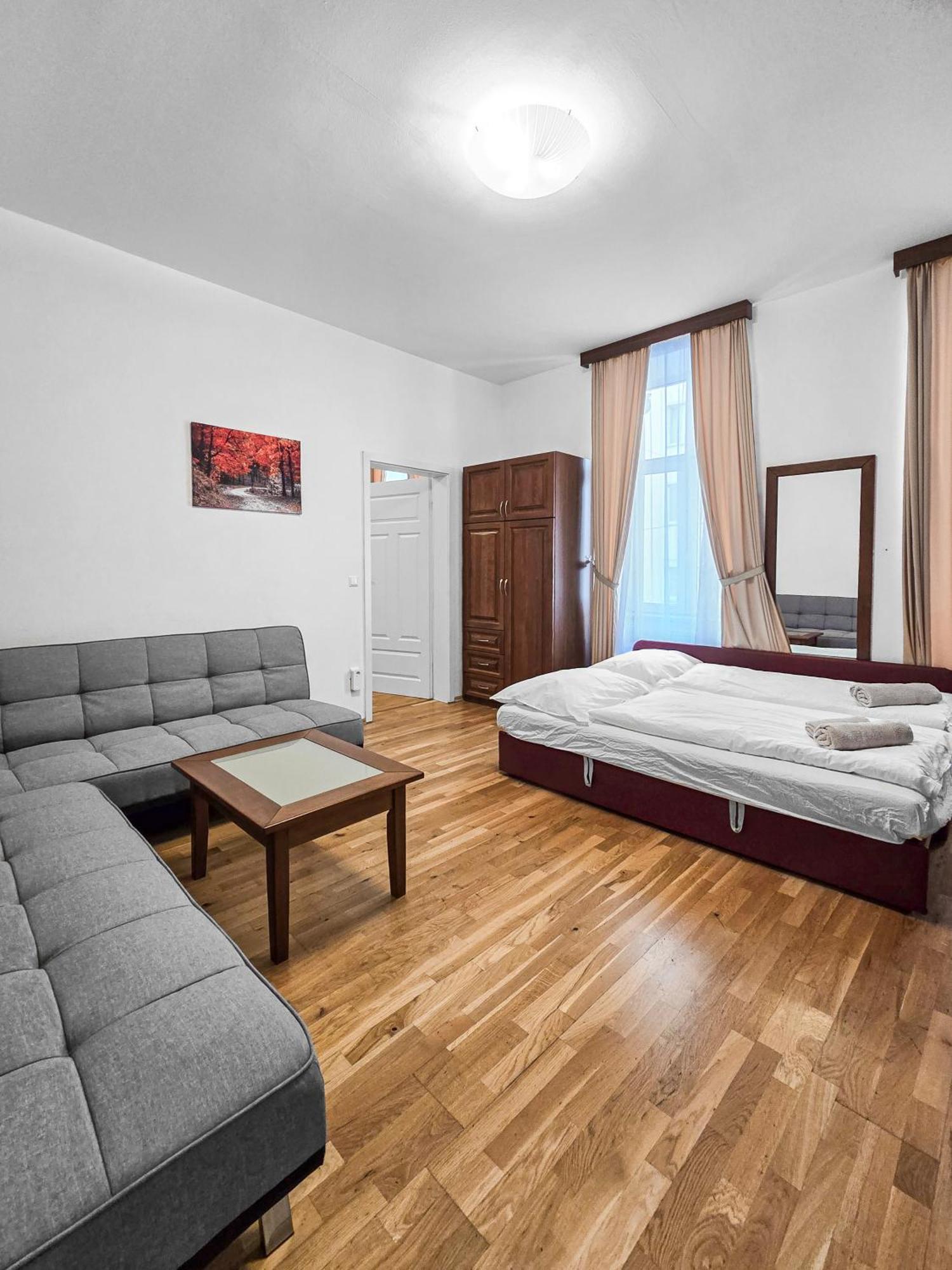 Spacious 3-bedroom Retreat With Balcony For 8 Near Millennium Tower Viena